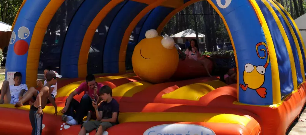 Structures gonflables au camping Les Oyats 